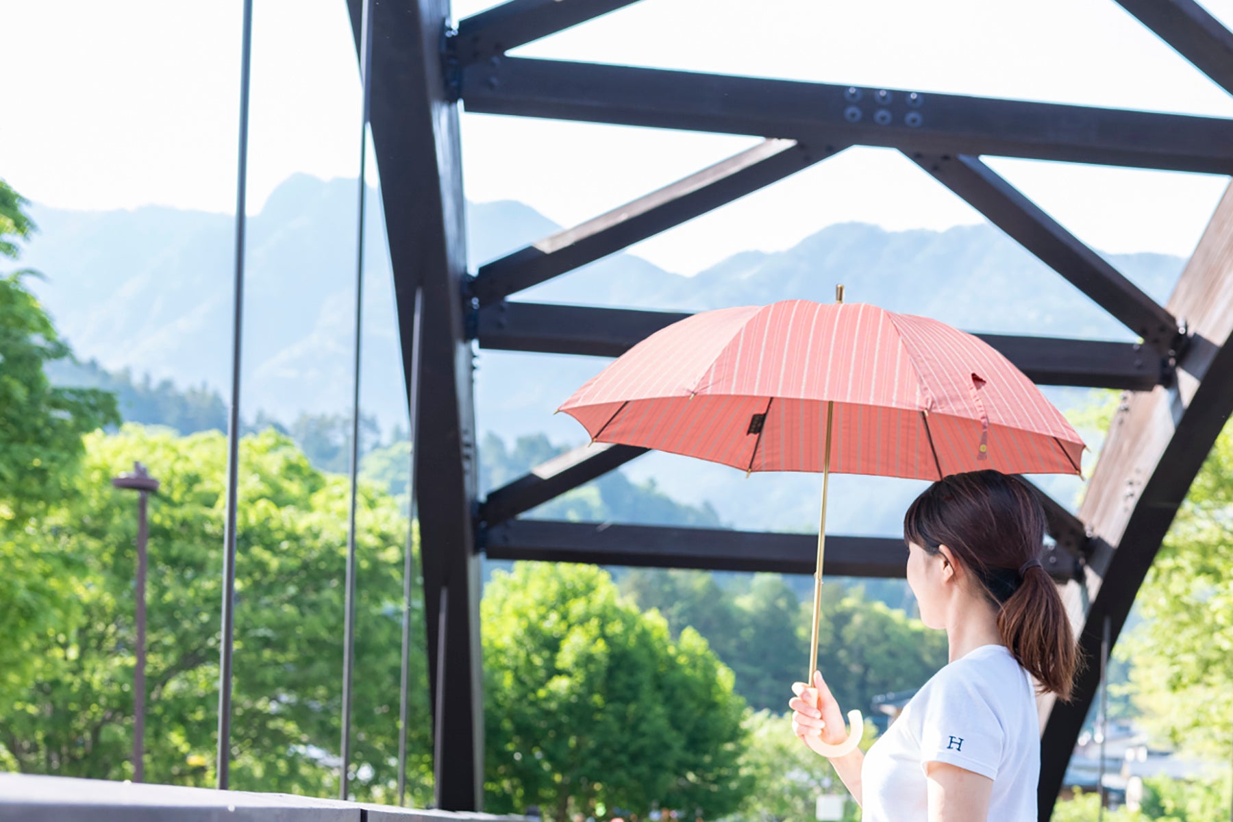 ピンク色の晴雨兼用日傘