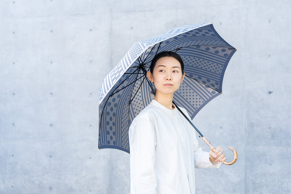 ブルーの晴雨兼用婦人傘